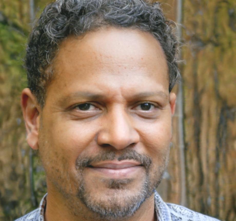 Retrato profesional de Esperanto Villareal, experto en finanzas corporativas