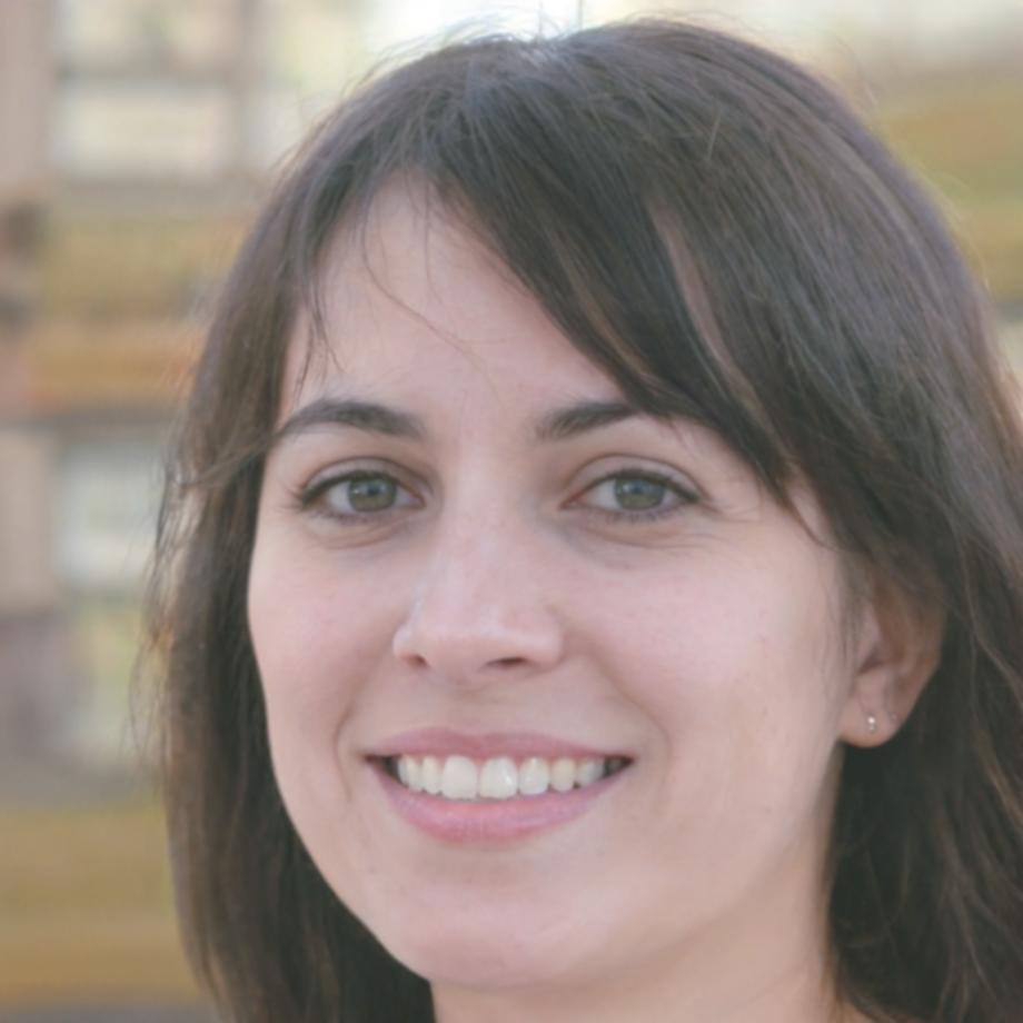 Instructora profesional explicando conceptos presupuestarios