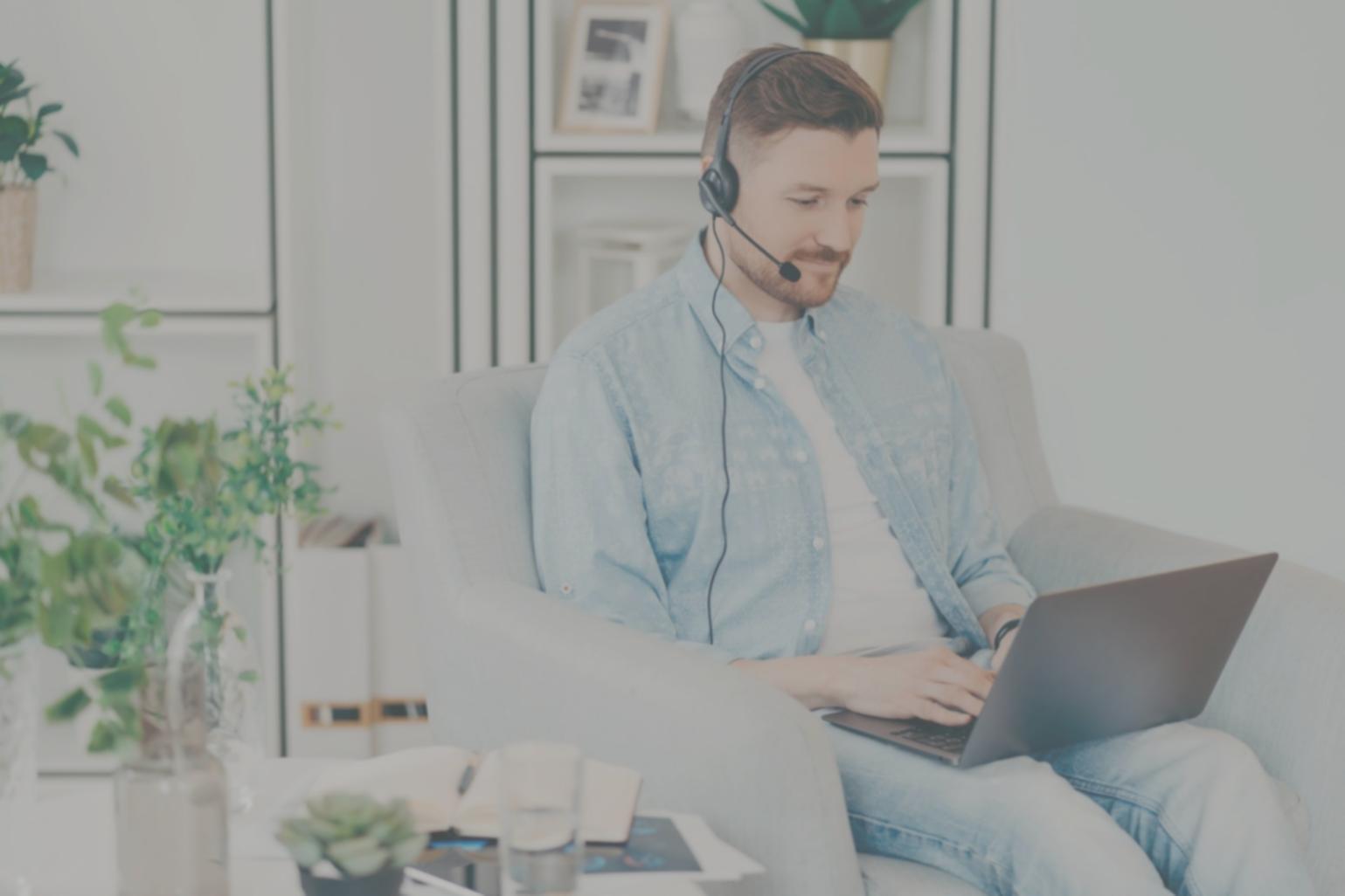 Persona organizando documentos financieros con satisfacción