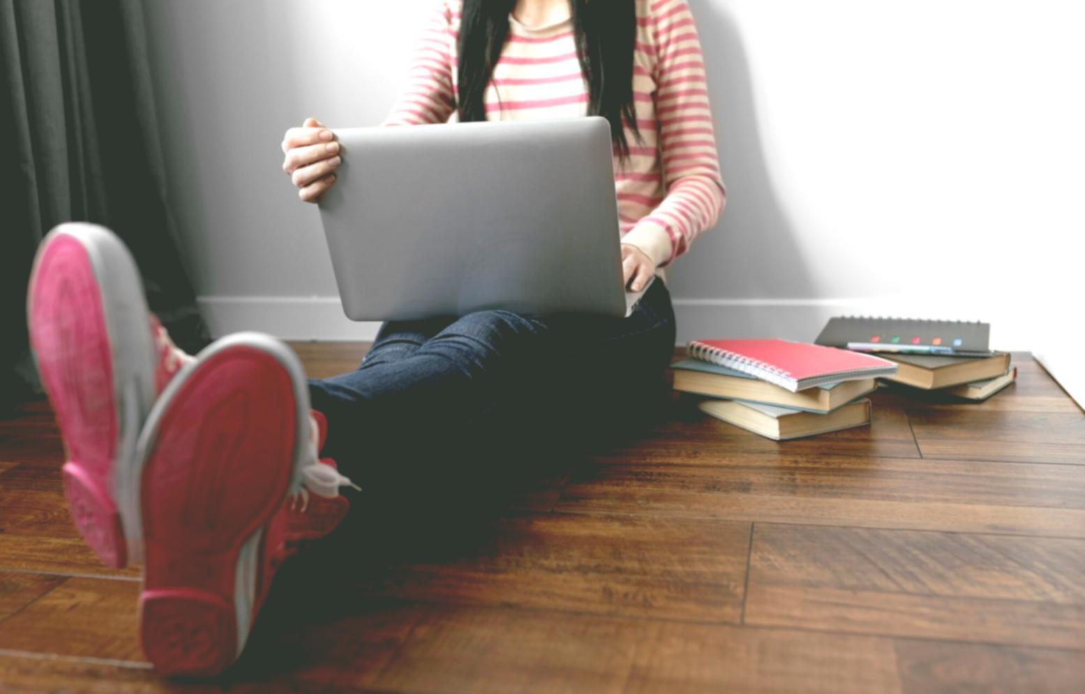 Profesionales trabajando con herramientas de análisis financiero